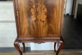 kleiner-schrank-mit-marketerie-chippendale-stil-mahagoni.jpg